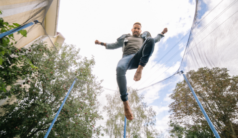 Skákání na trampolíně si užijí i dospělí, zdroj: Pexels Skákání na trampolíně si užijí i dospělí, zdroj: Pexels