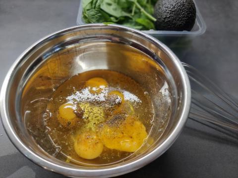 rozšlehaná vejce na omeletu základ na omeletu