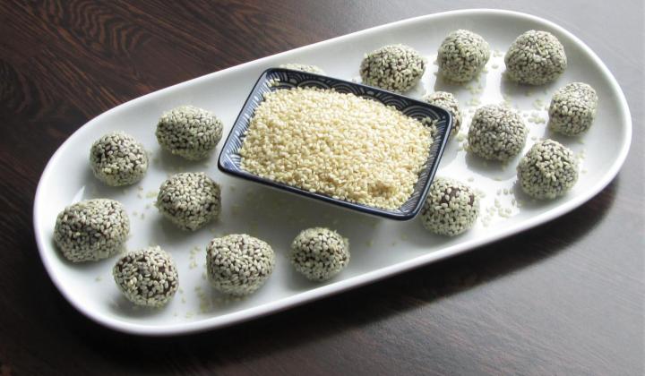 Jak na čokoládové lanýže s tahini pastou | recept na čokoládové lanýže obalené v kakau Jak na čokoládové lanýže s tahini pastou | recept na čokoládové lanýže obalené v kakau