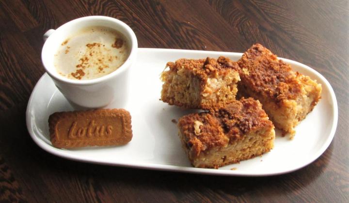 Jak upéct jednoduchý jablečný koláč z Lotus sušenek | recept na rychlý jablečný koláč na plech
