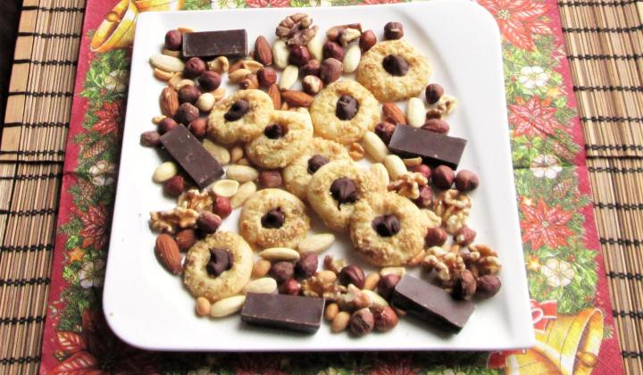 Jak upéct křehké koláčky s oříšky a čokoládovou tečkou | recept