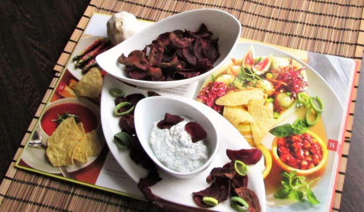 Jak připravit řepné chipsy s ostrým smetanovým dipem | recept Jak připravit řepné chipsy s ostrým smetanovým dipem | recept