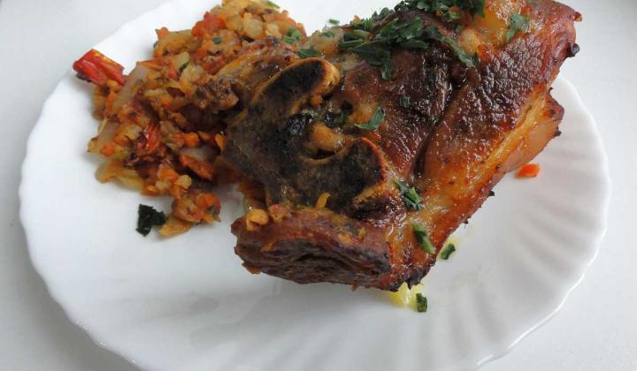 Jak upéct vepřové koleno se zeleninou a vínem | recept na pečené domácí koleno Jak upéct vepřové koleno se zeleninou a vínem | recept na pečené domácí koleno
