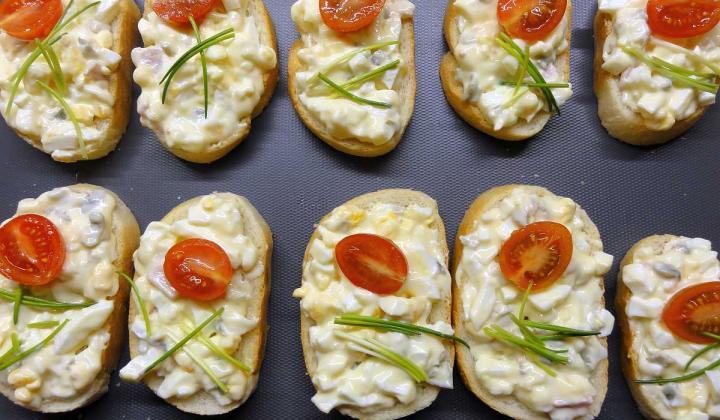 Jak připravit vaječný salát s křenem a kapary | recept na jarní salát Jak připravit vaječný salát s křenem a kapary | recept na jarní salát