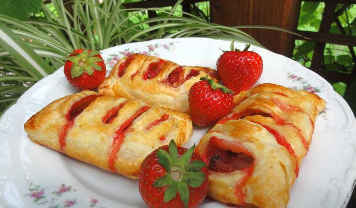 Jak upéct taštičky z listového těsta s tvarohem a jahodami | jednoduchý recept Jak upéct taštičky z listového těsta s tvarohem a jahodami | jednoduchý recept