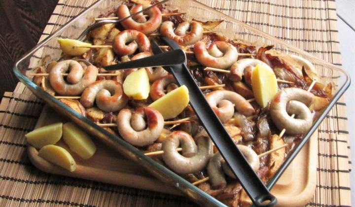 Jak připravit pečenou vinnou klobásu s jablky a cibulí | recept Jak připravit pečenou vinnou klobásu s jablky a cibulí | recept