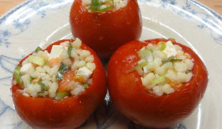 Jak zapéct rajčata s kuskusem a sýrem feta | recept