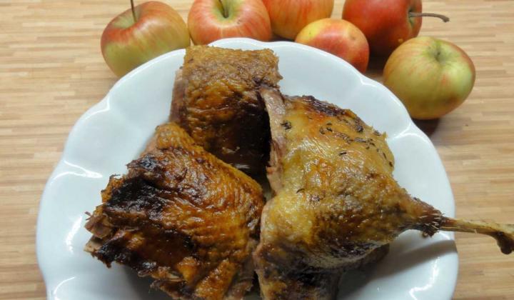 Jak upéct kachnu na jablkách | recept