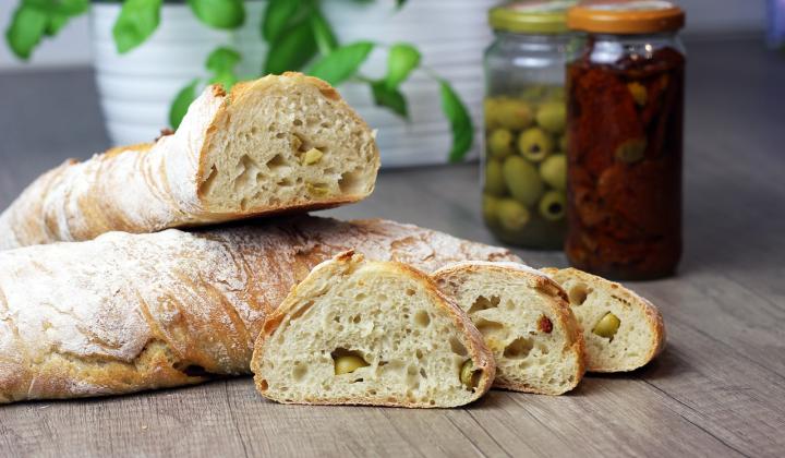 Jak na švýcarský kroucený chléb s olivami | recept Jak na švýcarský kroucený chléb s olivami | recept