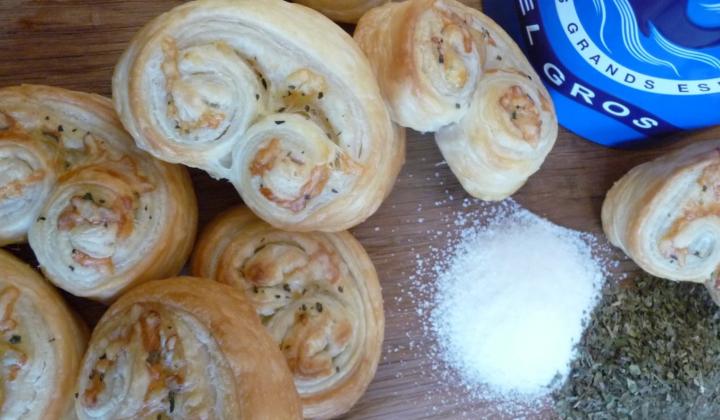 Jak připravit slaná „ouška“ z listového těsta, pesta a šunky | recept z listového těsta Jak připravit slaná „ouška“ z listového těsta, pesta a šunky | recept z listového těsta