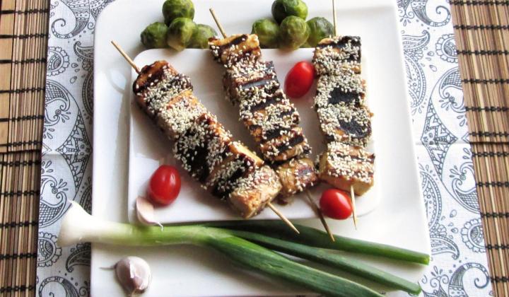 Asijský grilovaný tofu špíz se seznamem Jak ugrilovat asijský tofu špíz se sezamem | zajímavý recept
