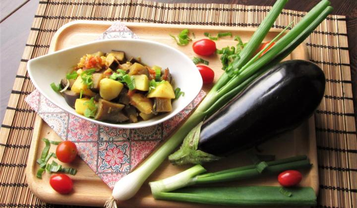 Vegetariánské indické kari z brambor a lilku Vegetariánské indické kari z brambor a lilku