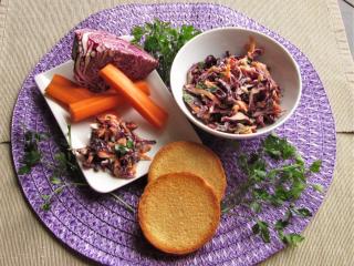 Jak připravit pestrobarevný salát z červeného zelí ochucený arašídovou zálivkou | recept