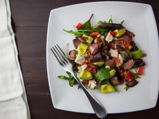 Jak připravit avokádový salát s červenou cibulí | recept