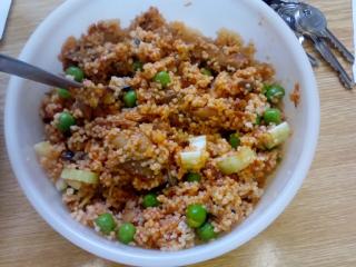 Jak na kuskus s makrelou, hráškem a řapíkatým celerem Jak na kuskus s makrelou, hráškem a řapíkatým celerem