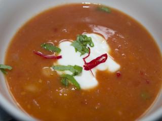 Jak uvařit pikantní fazolovou polévku s rajčaty | recept
