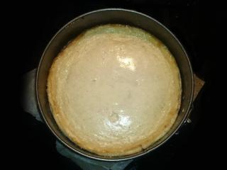 Celou dortovou formu vytřeme máslem, aby se nám kraje nepřichytily. Troubu si rozehřejme na 180 °C a připravíme si další vrstvu našeho dortu. Tvaroh ušleháme dohladka, přidáme cukr, vanilkové cukry, 1 – 2 lžíce skořice, 3 kapky vanilkového aroma, šťávu z citronu, podmáslí a na závěr zašleháme vajíčko.