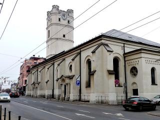 Nejvýznamnější památku Nagytemplom (Velký kostel) na Kossuth tér nelze přehlédnout. Věž je pro návštěvníky přístupná. Je na ní největší maďarský zvon Rákóczi. Nápadný je ale také starý reformovaný kostel, kterému se podle je vzhledu také říká „zkrácený“ kostel. Věž byla skutečně dodatečně snížena.