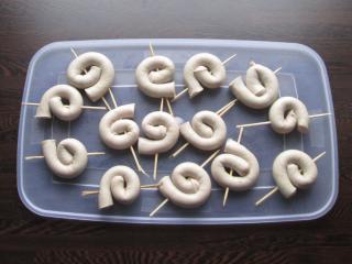 Jak připravit pečenou vinnou klobásu s jablky a cibulí | recept Jak připravit pečenou vinnou klobásu s jablky a cibulí | recept