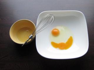 Jak upéct křehké koláčky s oříšky a čokoládovou tečkou | recept