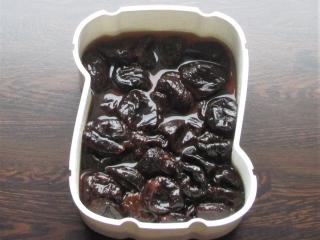 Jak připravit rumové švestky v čokoládě | recept na nepečené vánoční cukroví Jak připravit rumové švestky v čokoládě | recept na nepečené vánoční cukroví
