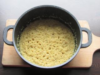 Jak z quinoy připravit zdravý salát s řepou, jablkem a rozinkami | recept