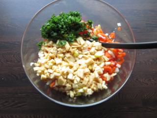 Jak připravit salát z vařené kořenové zeleniny a šťavnatých jablek | recept