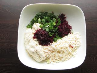 Jak upéct nekynutý podmáslový chlebíček s řepou a balkánským sýrem | recept bez droždí