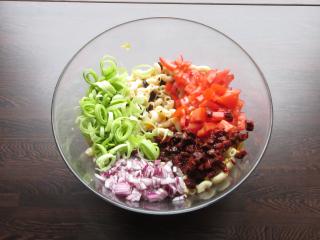 Jak připravit mexický těstovinový salát s černými fazolemi | recept