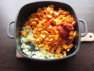 Jak uvařit ostrou dýňovou polévku s kari pastou a kokosovým mlékem | recept