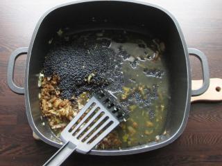 Jak uvařit kořeněnou polévku z černé čočky, zeleniny a kokosového mléka | recept Jak uvařit kořeněnou polévku z černé čočky, zeleniny a kokosového mléka | recept
