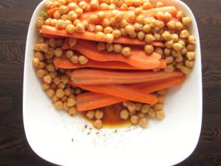 Jak připravit pečenou mrkev s cizrnou | recept na pikantní pečenou mrkev