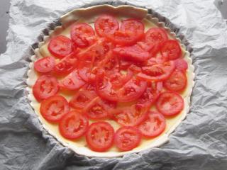 Jak upéct listový koláč nevšedních chutí | recept se sýrem a suchým salámem