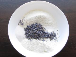 Jak na třenou levandulovou bábovku s tvarohem | recept na sladké pečení Jak na třenou levandulovou bábovku s tvarohem | recept na sladké pečení