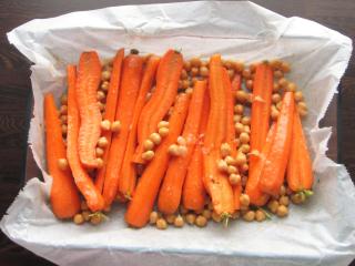 Jak připravit pečenou mrkev s cizrnou | recept na pikantní pečenou mrkev