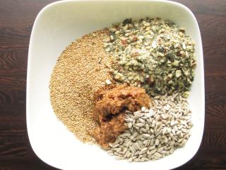 Jak připravit müsli tyčinky | recept na semínkové tyčinky s ořechy a quinoou Jak připravit müsli tyčinky | recept na semínkové tyčinky s ořechy a quinoou