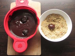 Jak připravit rumové švestky v čokoládě | recept na nepečené vánoční cukroví Jak připravit rumové švestky v čokoládě | recept na nepečené vánoční cukroví