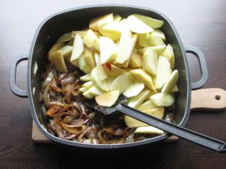 Jak připravit pečenou vinnou klobásu s jablky a cibulí | recept Jak připravit pečenou vinnou klobásu s jablky a cibulí | recept