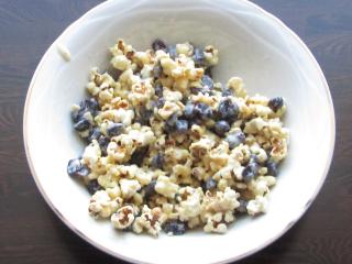 Jak připravit popcorn s bílou čokoládou a brusinkami | recept Jak připravit popcorn s bílou čokoládou a brusinkami | recept