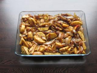 Jak připravit pečenou vinnou klobásu s jablky a cibulí | recept Jak připravit pečenou vinnou klobásu s jablky a cibulí | recept