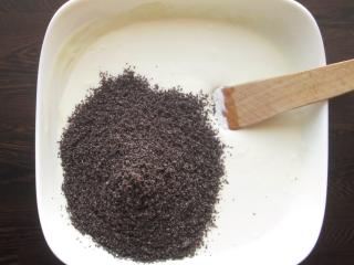 Jak připravit nepečený Oreo cheesecake s náplní z tvarohu, máku a bílé čokolády Jak připravit nepečený Oreo cheesecake s náplní z tvarohu, máku a bílé čokolády