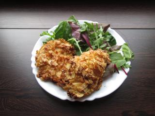 Jak připravit kuřecí plátky v chipsech | recept na řízky obalované v bramborovoých lupíncích Jak připravit kuřecí plátky v chipsech | recept na řízky obalované v bramborovoých lupíncích
