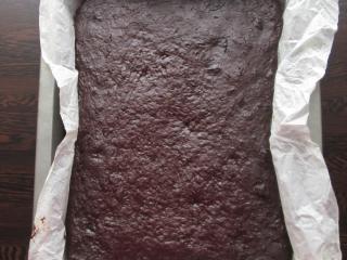 Jak upéct vláčné čokoládové řezy z červené řepy a jogurtu | recept