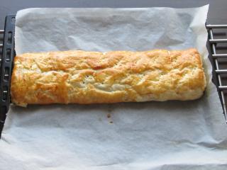 Jak upéct závin plný tmavé smetanovo-kokosové náplně | recept