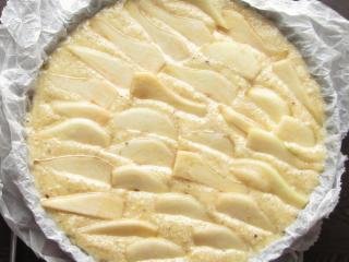 Jak upéct křehký koláč s mandlovou náplní a hruškami | recept