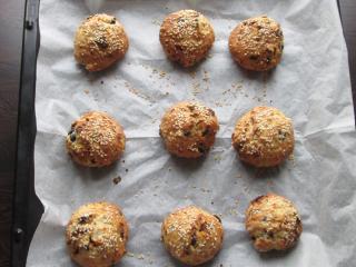 Jak upéct vláčné Cottage bochánky s olivami a sušenými rajčaty | recept
