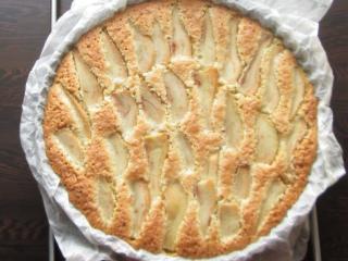 Jak upéct křehký koláč s mandlovou náplní a hruškami | recept