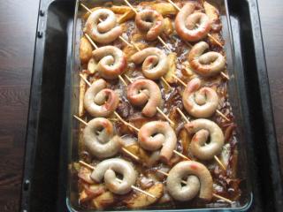Jak připravit pečenou vinnou klobásu s jablky a cibulí | recept Jak připravit pečenou vinnou klobásu s jablky a cibulí | recept