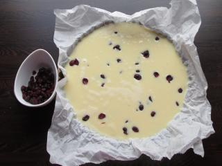 Jak upéct křehký koláč s bílou čokoládou a brusinkami | recept