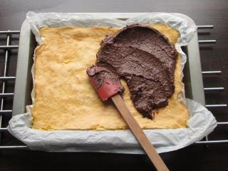 Jak upéct piškotové řezy s ořechovým krémem a čokoládou | recept Jak upéct piškotové řezy s ořechovým krémem a čokoládou | recept
